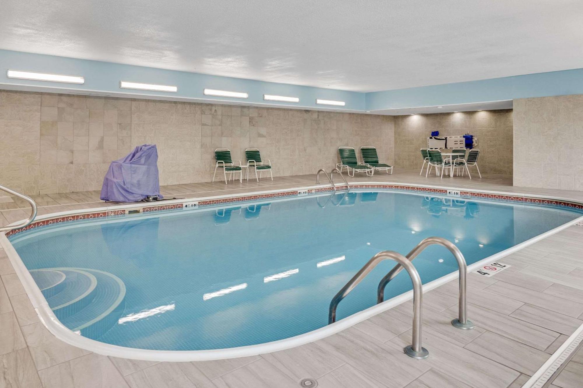 Country Inn & Suites By Radisson, Grand Rapids Airport, Mi Cascade Exteriér fotografie