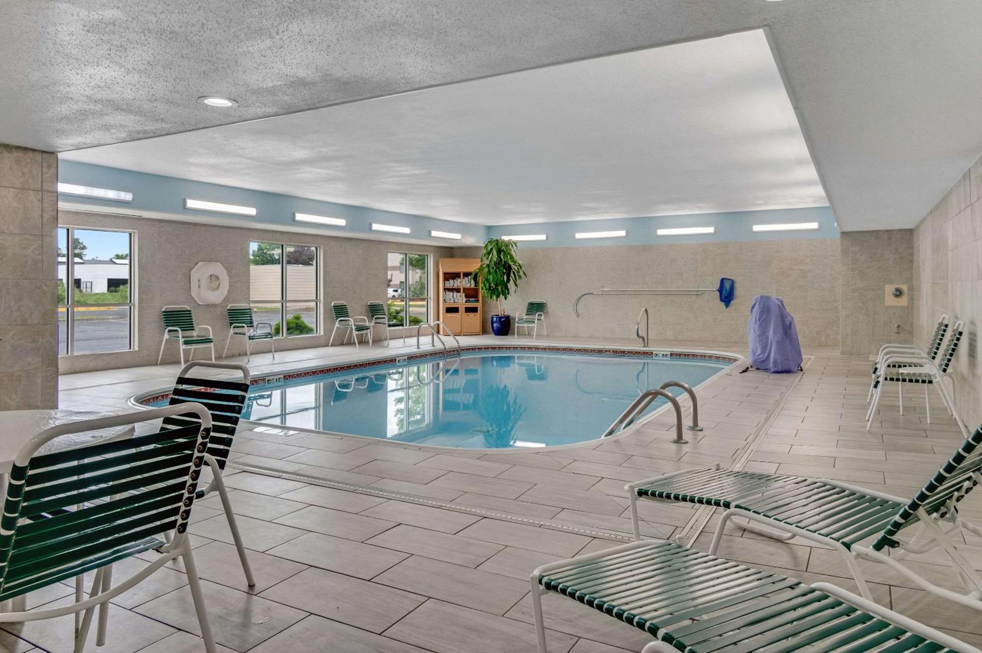 Country Inn & Suites By Radisson, Grand Rapids Airport, Mi Cascade Exteriér fotografie